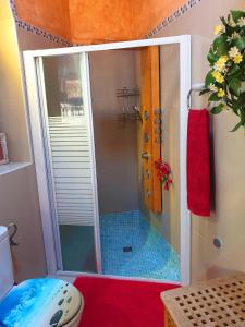 A bathroom at Almendro