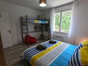 ein Schlafzimmer mit einem Bett mit zwei Taschen darauf in der Unterkunft côté chêne in Puycornet