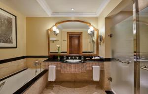 Een badkamer bij Park Regency Sharm El Sheikh Resort