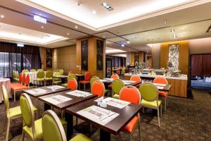- un restaurant avec des tables et des chaises dans une salle dans l'établissement Fullon Hotel Taoyuan, à Taoyuan