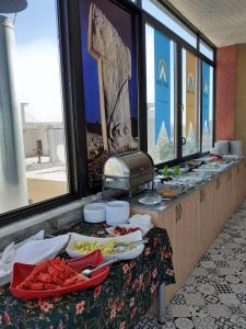 una línea de buffet con platos de comida en una mesa en ASİL OTEL, en Sanlıurfa