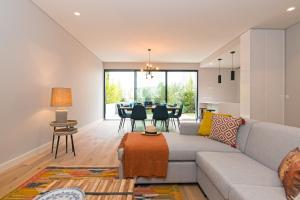 una sala de estar con un sofá y una mesa en King's Cascais Apartment, en Cascais