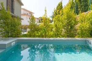 una piscina en el patio trasero de una casa en King's Cascais Apartment, en Cascais