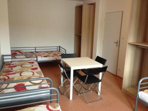 Łóżko lub łóżka w pokoju w obiekcie Hostel BOHEMIA