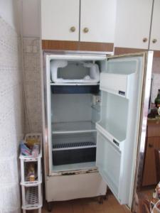 una nevera vacía con la puerta abierta en una cocina en Casa Marcella, en La Spezia
