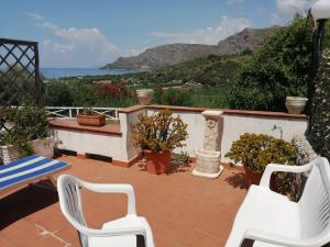 加埃塔的住宿－Villa Paradiso，庭院配有两把白色椅子和一张桌子