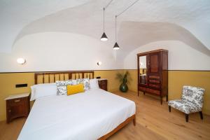 Säng eller sängar i ett rum på Apartamentos Habitavit en Cáceres