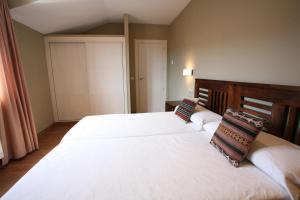 Llit o llits en una habitació de CASA RURAL MIRALTAJO