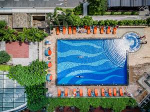 an overhead view of a swimming pool at a resort at Fraser Suites Guangzhou in Guangzhou