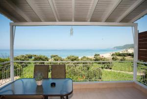 sala de estar con vistas al océano en Nicopolis Villa1, en Vrachos