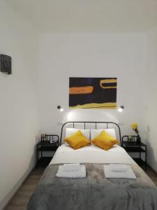 una camera da letto con un letto con due cuscini gialli di Lagos Central Apartments Ap 14 a Lagos