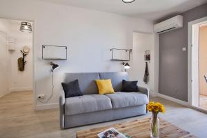 - un salon avec un canapé bleu et des oreillers jaunes dans l'établissement Offre Spécial Bastia Proche Centre Parking, à Bastia