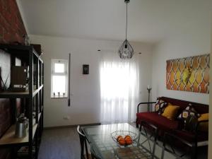 un soggiorno con divano rosso e finestra di Lagos Central Apartments Ap 14 a Lagos