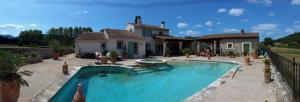 una piscina frente a una casa en Clos St Jean Baptiste, en Tourves