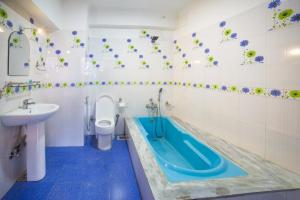 Un baño con bañera, inodoro y lavabo. en Hotel ACE, en Katmandú 27 fotos más
