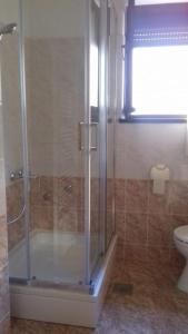 een badkamer met een douche en een toilet bij Guest House Perica in Zadar