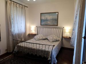 una camera con un letto con due cuscini sopra di La Casa Sull'Albero a Mestre