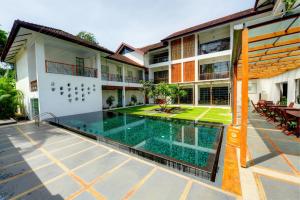 - Vistas al exterior de una villa con piscina en Eighth Bastion Fort Kochi - CGH Earth, en Kochi