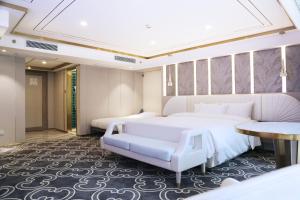 Postel nebo postele na pokoji v ubytování Nanjing Central Hotel