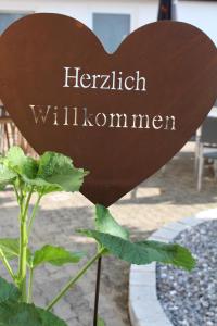 a wooden heart with the words kerrit willkommuner at Landgasthof Ritter in Orsingen-Nenzingen