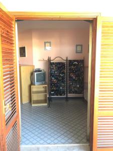 ジャルディーニ・ナクソスにあるLe Terrazze Studio - Taorminaのワインボトル入り部屋へと続くドア