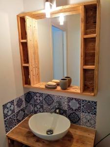 een badkamer met een wastafel en een spiegel bij Maison de ville en plein cœur de Sanary 3 double chambres 105M2 in Sanary-sur-Mer