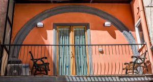 un edificio naranja con puerta y balcón en Little House Napoli, en Nápoles