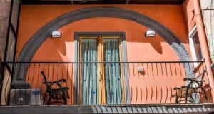 un edificio arancione con porta e balcone di Little House Napoli a Napoli