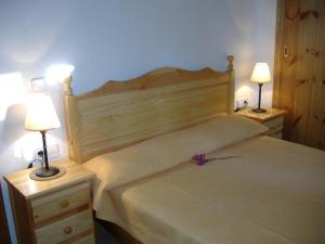 Giường trong phòng chung tại Casa Barca Cala Saona