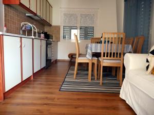 cocina y comedor con mesa y sillas en Moraitika Old Village Apartments, en Moraitika