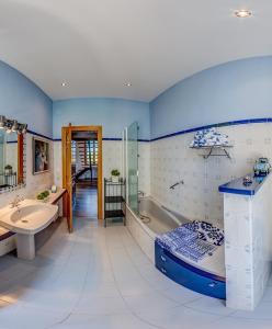 y baño con bañera, aseo y lavamanos. en Finca Almenara de Copau, en Zaragoza