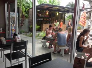 un grupo de personas sentadas en una mesa en un restaurante en Nest Boutique Resort, en Lat Krabang