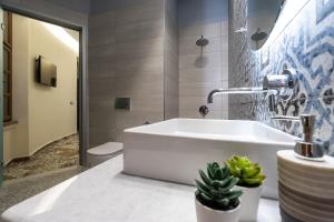 Ванна кімната в Casa Poli Suites