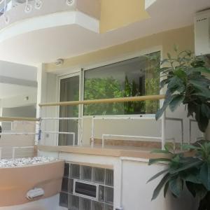 salon z oknem i rośliną w obiekcie Ground Floor Studio Galini w Retimnie