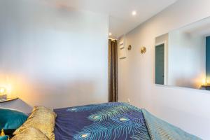 a living room with a couch and a mirror at Zen et Summer Zen coursive naturiste in Cap d'Agde