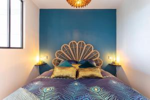 a bedroom with a bed with a blue wall at Zen et Summer Zen coursive naturiste in Cap d'Agde