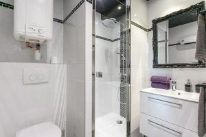 a bathroom with a shower and a toilet and a sink at Zen et Summer Zen coursive naturiste in Cap d'Agde