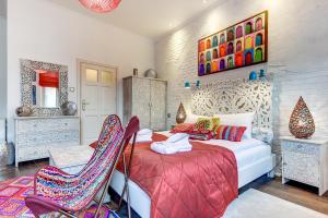 sypialnia z łóżkiem i 2 krzesłami w obiekcie Lion Apartments - Deluxe Rooms 150 m from the sea & Sopot Center w mieście Sopot