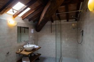 łazienka z umywalką i prysznicem w obiekcie Santa Cecilia Perugia - Rooms&Suite w mieście Perugia +37 zdjęć