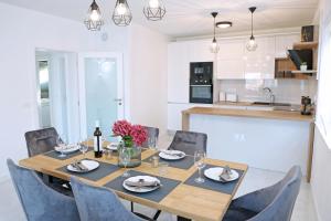 y cocina con mesa de comedor y sillas. en Apartment Villa Grga, en Zadar