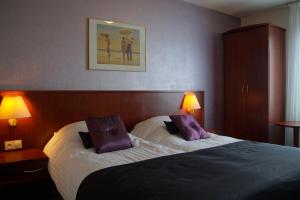 
Een bed of bedden in een kamer bij Brinkhotel
