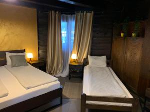 Łóżko lub łóżka w pokoju w obiekcie Motel Stari Hrast