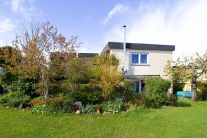 ein Haus mit Garten davor in der Unterkunft Schöne und helle Ferienwohnung in Pfaffenweiler in Villingen-Schwenningen