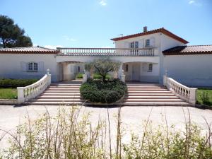 Gallery image of Villa 342 m2 classée 4 étoiles sur 1 ha - Provence in Besse-sur-Issole