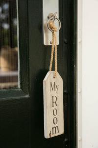 Znak z napisem "Myron wisi na drzwiach" w obiekcie Beej Potters w mieście Weert