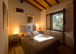 1 dormitorio con 1 cama con ventana y 1 cama sidx sidx sidx sidx en Villa Corinna, en Greve in Chianti