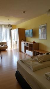 1 dormitorio con 1 cama y sala de estar en Wellness Resort Romantika en Hauzenberg