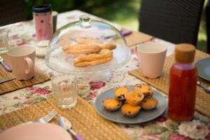 una mesa con un plato de galletas y una cúpula de cristal en Villa Corinna, en Greve in Chianti