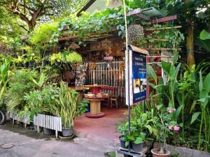 チェンマイにあるジミー ＆ ジェン ホームステイの植物が多い庭屋