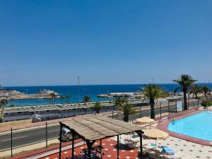 mit Blick auf den Pool und das Meer in der Unterkunft Tobago Happy Paradise in Puerto Rico de Gran Canaria